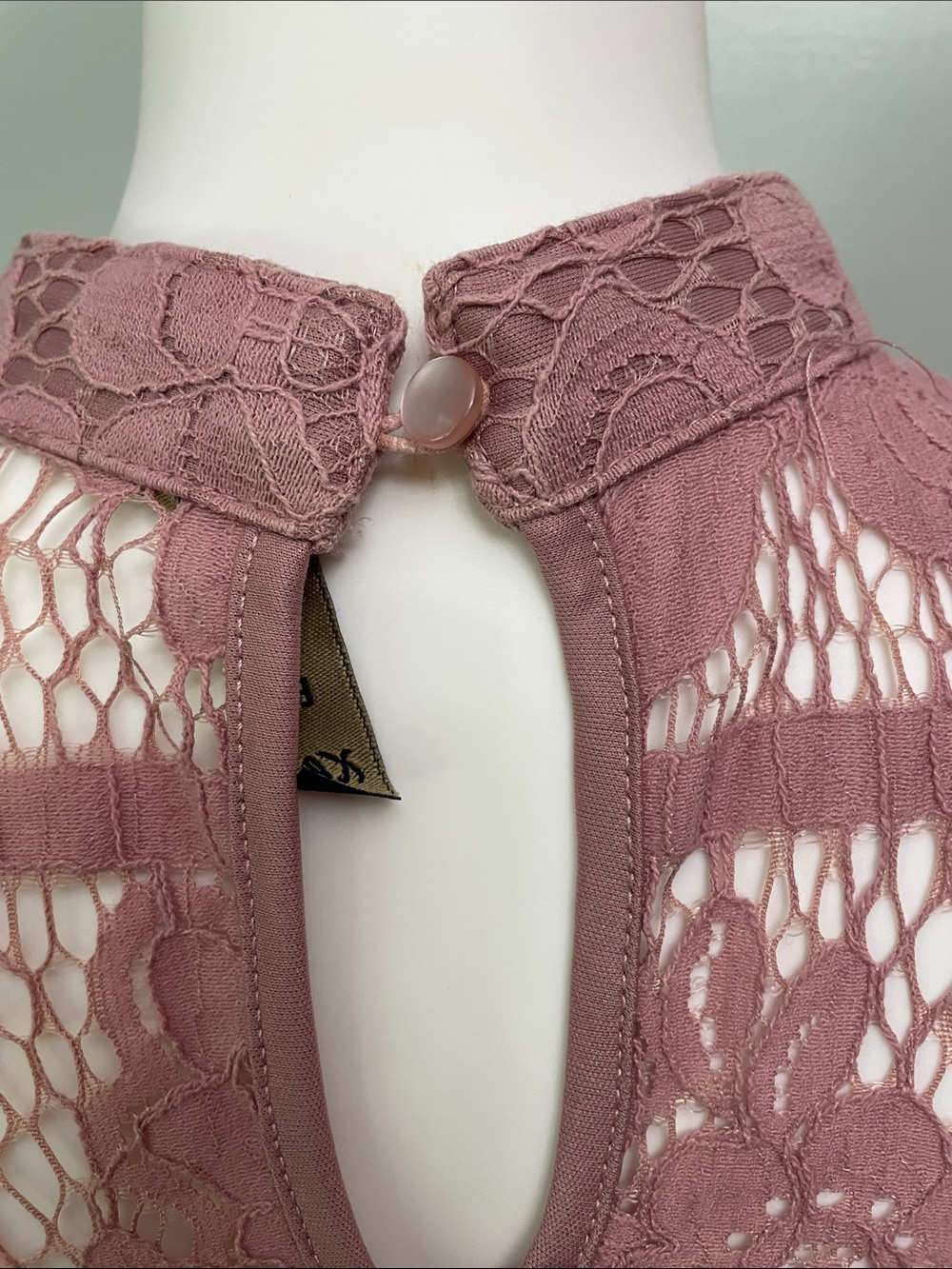 Women’s XL, Romantic Dusty Rose Lace Mock Neck Blouse. - Picture 3 of 4